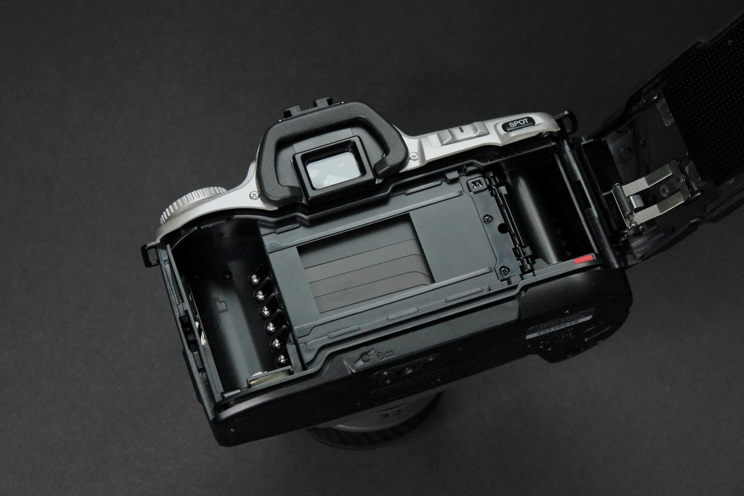 Minolta Dynax 404si with Olympus Power Zoom AF Lens - Image 6