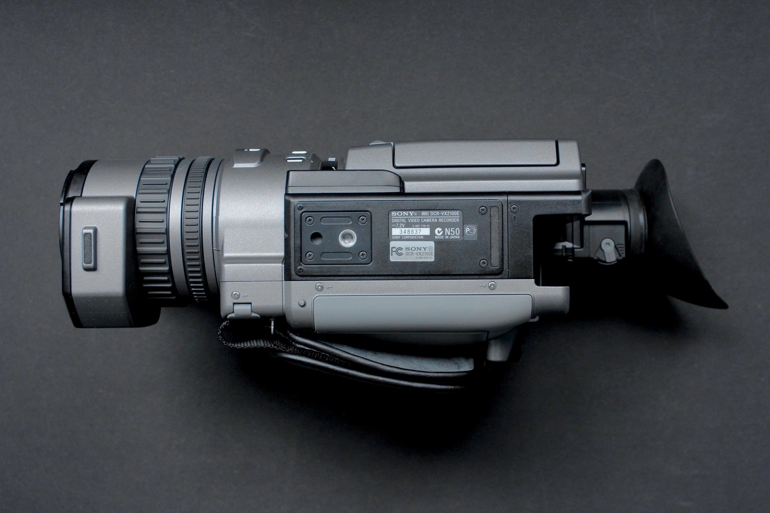 Sony Handycam DCR-VX2100E - Image 5