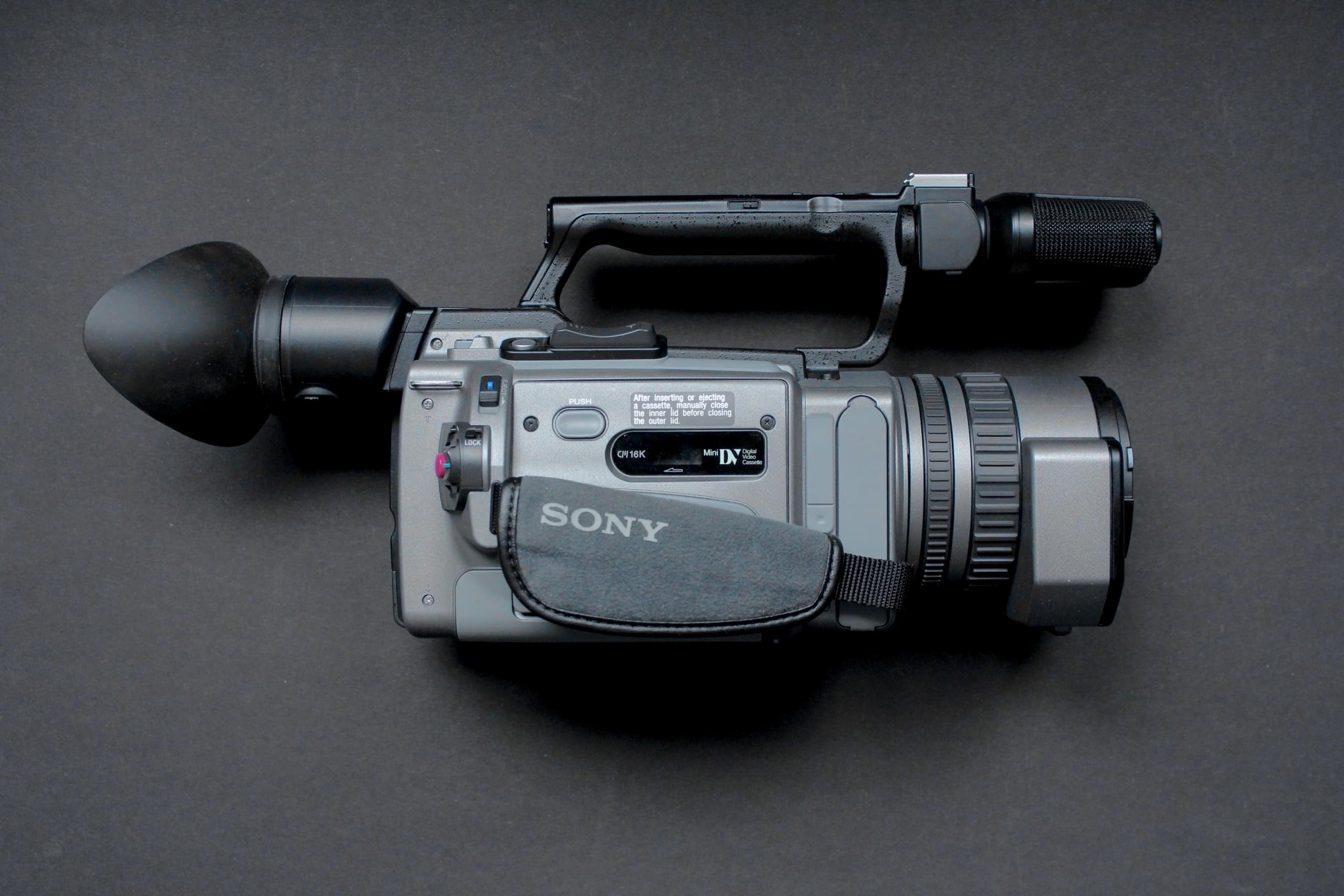 Sony Handycam DCR-VX2100E - Image 9