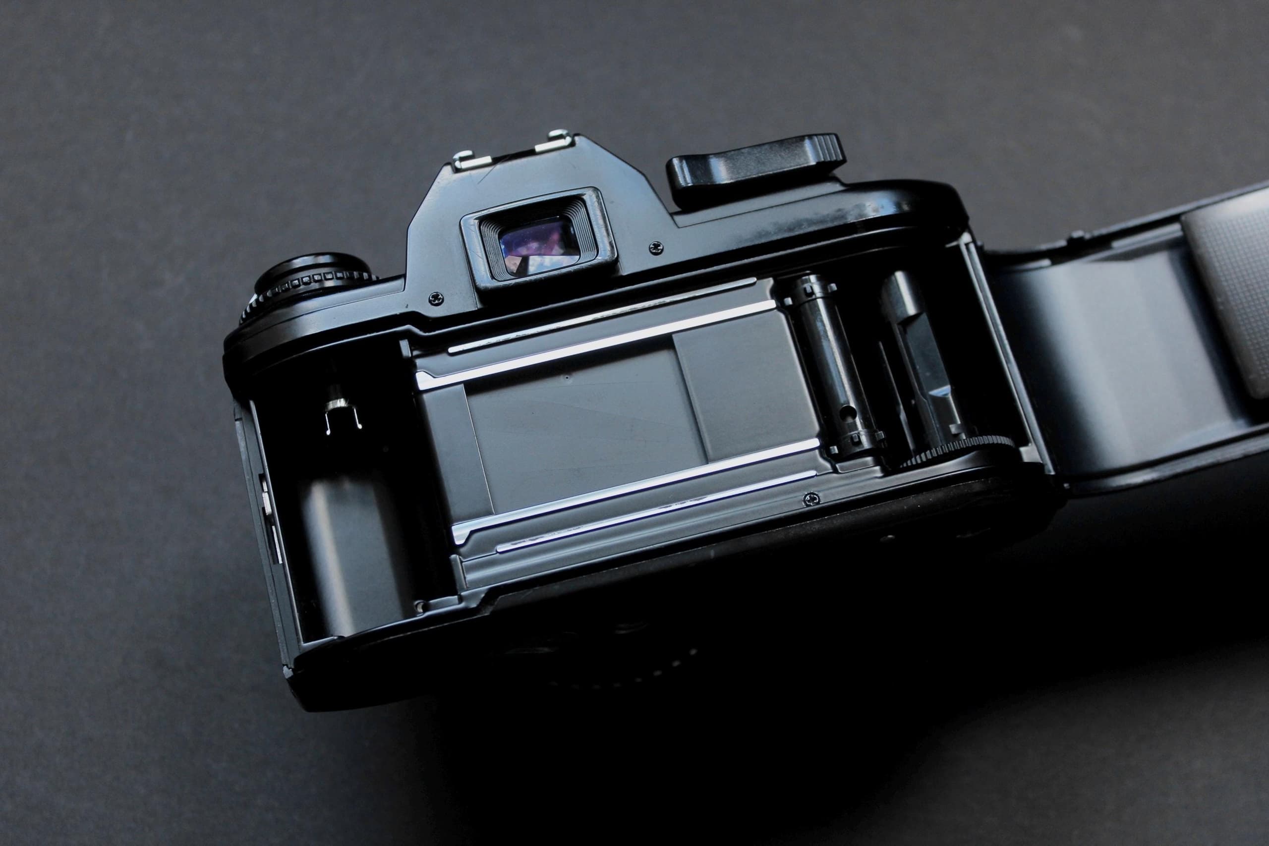 Nikon EM with Nikon Series E Lens - Image 9