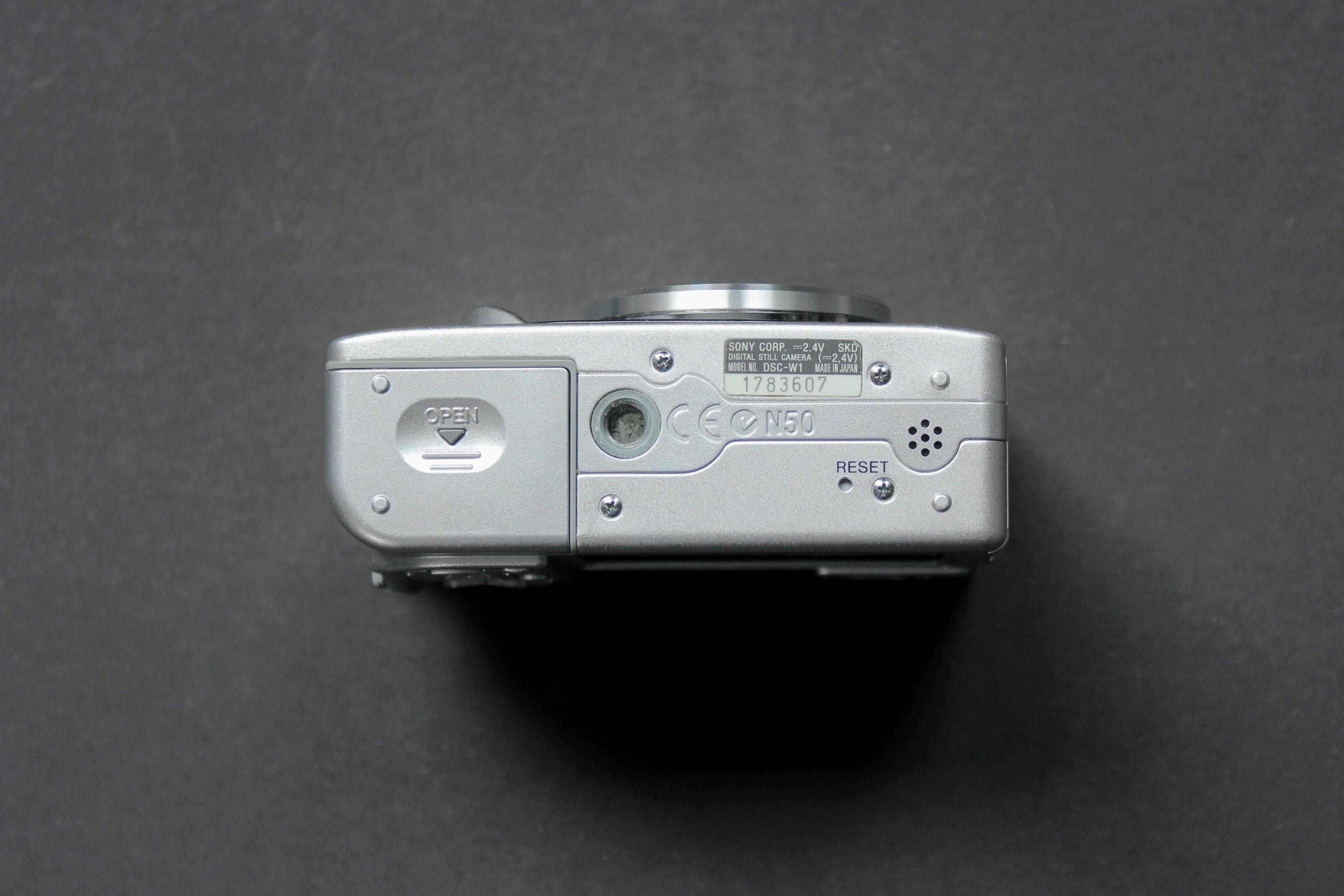 Sony Cyber-shot DSC-W1 - Image 8