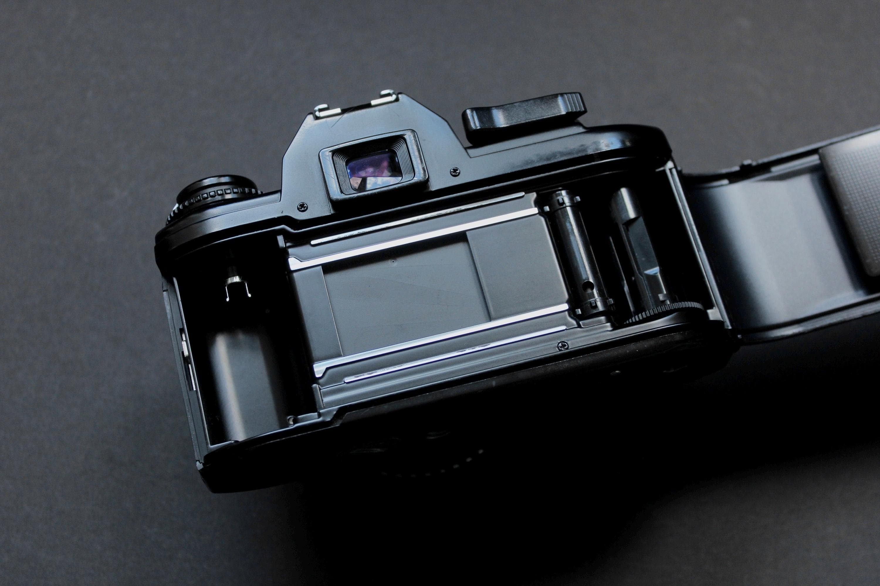 Nikon EM with Nikon Series E Lens - Image 9